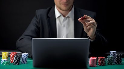 Homem realizando apostas online no computador