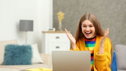 Mulher feliz vencendo no bingo online